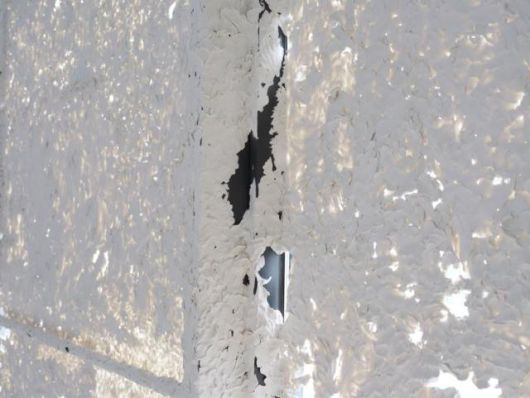 최선아, <진지바(Gingiva)>, 2026, 창문에 스컬피, 1400 x 420 x 19 cm, 사진: 이의록