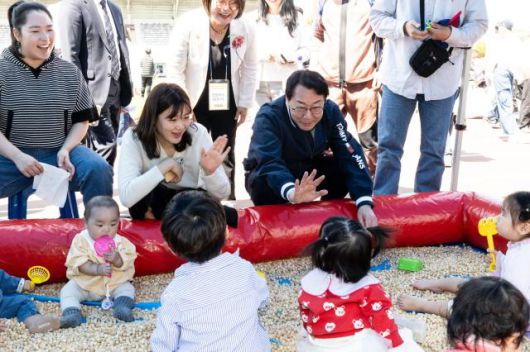 정명근 화성특례시장이 영유아들에게 인사를 하고 있다. [사진=화성시]