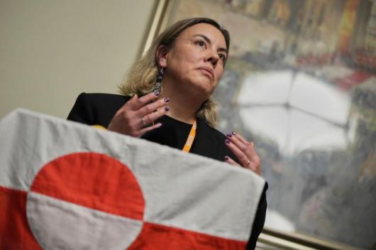 나아야 나탄니엘센 그린란드 산업부 장관이 13일(현지시간) 영국 런던 국회의사당에서 열린 기자회견에서 발언하고 있다. [사진=AP·연합뉴스]