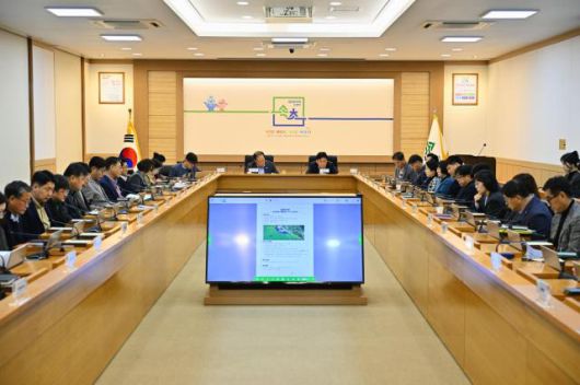 지난해 11월 민선 8기 주요 인프라 구축사업 점검회의 당시(시청 디지털상황실). [사진=속초시]