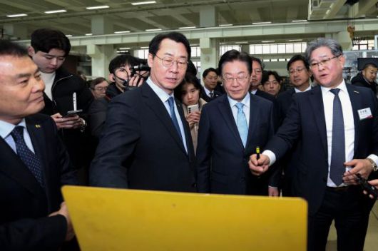 정명근 화성특례시장과 이재명 더불어민주당 당대표에게 화성시 정책을 설명하고 있다. [사진=화성시]