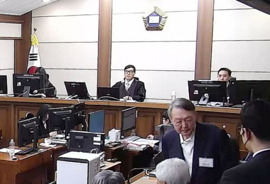 윤석열 전 대통령이 16일 서초구 서울중앙지방법원에서 열린 특수공무집행방해, 범인도피교사, 직권남용 권리행사방해 혐의 등 사건에 대한 1심 선고 공판에서 징역 5년을 선고받은 뒤 법정을 나서고 있다. [사진=서울중앙지법]