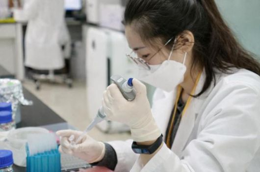 헥토헬스케어 마이크로바이옴연구소 연구원이 연구를 하고 있다. [사진=헥토헬스케어]