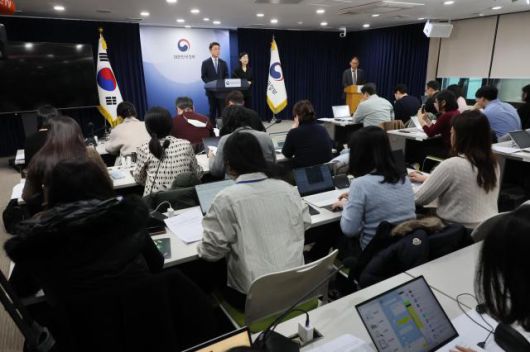 류제명 과학기술정보통신부 2차관이 15일 서울 종로구 정부서울청사에서 독자AI 파운데이션 모델 프로젝트 1차 단계평가 결과를 발표하고 있다.[사진=연합뉴스]