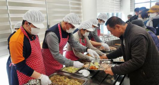 삼척시노인복지관서 배식 봉사활동. [사진=삼척블루파워]