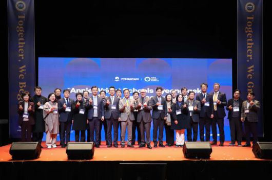 애니라이트 스쿨 설립·운영 협약식 단체 기념 촬영 모습. [사진=평택시의회]