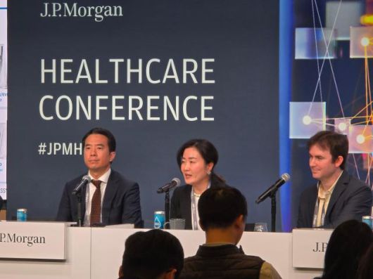 김래희 클래시스 마케팅본부장(왼쪽 셋째)이 14일(현지시각) 미국 샌프란시스코에서 열린 'JP모건 헬스케어 콘퍼런스' 패널 세션에서 '비욘드 K-뷰티'를 주제로 토론을 진행하고 있다. [사진=클래시스]