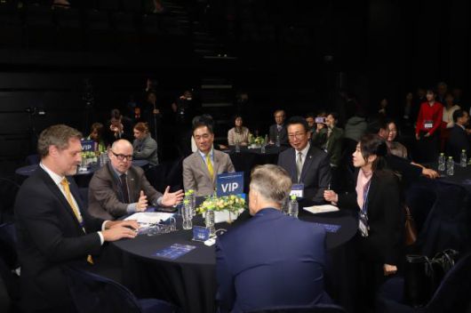 애니라이트 스쿨 설립·운영 협약식(우측 두 번째 강정구의장)논의 모습. [사진=평택시의회]