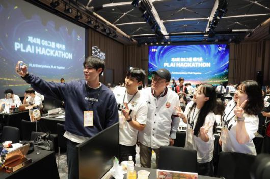 허태수 GS그룹 회장이 서울 강남구 웨스틴 서울 파르나스에서 열린 '제4회 GS그룹 해커톤'에서 참가직원들과 사진을 찍고 있다.[사진=GS그룹]