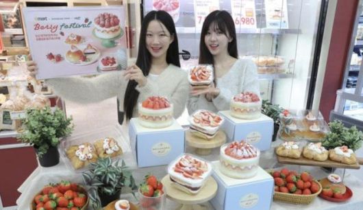 모델들이 15일 이마트 용산점에서 이마트 베이커리 딸기 디저트 신상품을 소개하고 있다. [사진=이마트]