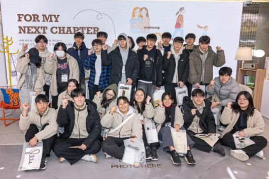 T팩토리 성수를 방문한 학생들과 선생님들이 기념 촬영을 하고 있는 모습[사진=SKT]