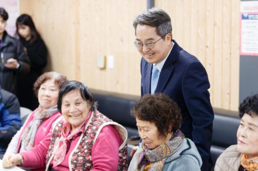 19일 오전 수원특례시 인계본동 경로당에 김동연 경기도지사가 방문하여 한파 쉼터 안전관리 실태 점검중 경로당 회원들과 인사를 하고 있다. [사진=경기도]
