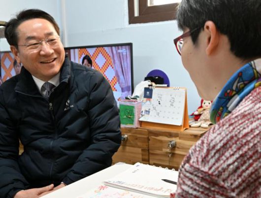 유정복 인천광역시장이 20일 미추홀구 소재 노숙인요양시설에서 입소자들을 격려하고 있다. [사진=인천시]