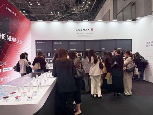 지난 14일~16일 일본 도쿄에서 개최된 ‘코스메위크 도쿄 2026’에 마련한 코스맥스 부스를 업계 관계자들이 살펴보고 있다. [사진=코스맥스]