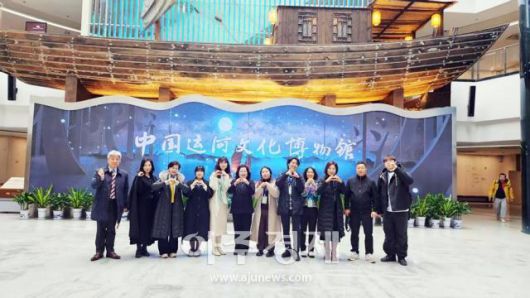 2025 아주국제미술대전 공모전 수상작가들이 중국 랴오청에서 열린 한중 미술 교류 전시회에 참여했다.[사진=아주국제미술대전 운영위원회]