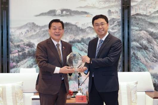 이재준 시장이 우호결연 20주년 감사패를 받고 기념촬영을 하고 있다[사진=수원시]