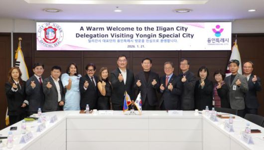 이상일 시장(가운데)이 필리핀 일리간시 대표단과 기념촬영을 하고 있다[사진=용인시]
