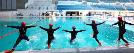 Rescue team members from Incheon Bupyeong Fire Station conduct winter water rescue training at the diving pool of Munhak Park Tae-hwan Swimming Pool in Michuhol-gu, Incheon, on Jan. 21.