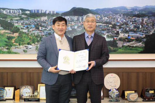 삼척시의회가 김윤경 변호사(오른쪽)를 신임 법률고문으로 위촉했다. [사진=삼척시의회]