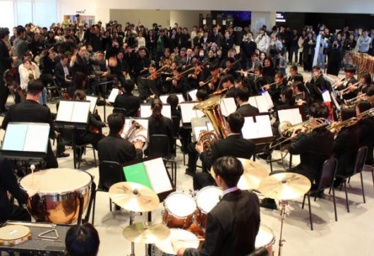 GS리테일이 지원하는 무지개 오케스트라의 ‘2026년 무지개상자 런치 연주회’가 지난 20일 GS아트센터 로비 스테이지에서 열렸다. [사진=GS리테일]