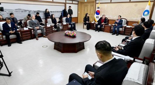 유정복 인천광역시장이 21일 시청 접견실에서 열린 '청라 문화·관광 복합단지(I-CON City) 양해각서 체결식'에서 리차드 케슬러(Richard C. Kessler) 케슬러 컬렉션 회장과 협력방안을 논의하고 있다. [사진=인천경제청]