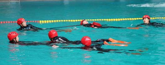Rescue team members from Incheon Bupyeong Fire Station conduct winter water rescue training at the diving pool of Munhak Park Tae-hwan Swimming Pool in Michuhol-gu, Incheon, on Jan. 21.