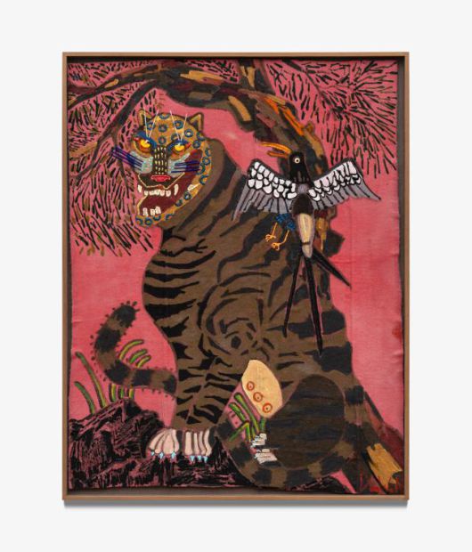 이두원, 소나무 아래 도깨비 호랑이와 까치, 2026, 수제 울에 먹, 아크릴, 과슈, 울실 스티치, 158.5 × 122.5 cm, F 163 × 126 × 5 cm.[사진=갤러리현대]