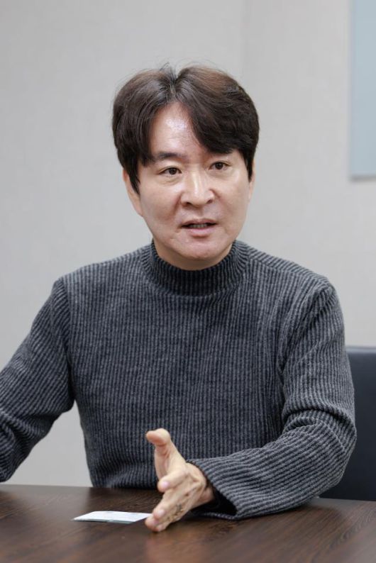 서원석 한국관광학회장 겸 경희대 호텔관광대학장이 지난 15일 경희대학교 호텔관광대학장실에서 본지와 인터뷰하고 있다. [사진=유대길 기자 dbeorlf123@ajunews.com]