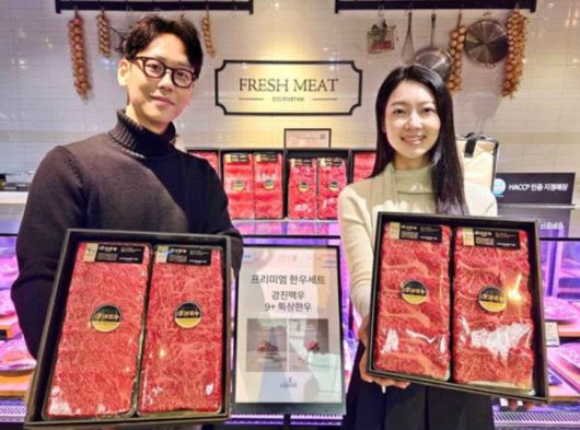 갤러리아 명품관에서 모델들이 프리미엄 한우 선물세트를 소개하는 모습 [사진=갤러리아백화점]