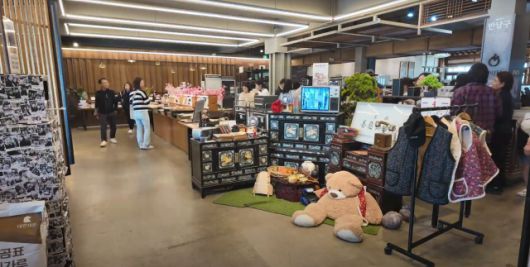 This photo captured from official youtube video of cafe inju