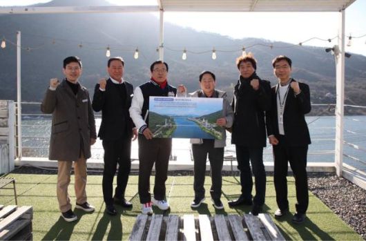 22일 개최된 하남시-남양주시 상생협력 기반 한강 수변 친환경 연계 발전 방안 공동 연구 용역 보고회를 기념하여 이현재 하남시장을 비롯한 관계자들이 기념사진 촬영을 하고 있다. [사진=하남시]