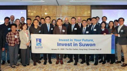 이재준 시장(가운데)과 투자유치설명회 참석자들이 함께하고 있다.