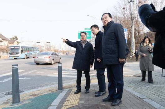 23일 오후 김동연 경기도지사와 이권재 오산시장이 북오산ic 진입로 확장 현장 확인을 하고 있다. [사진=경기도]