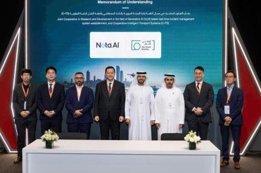 노타-아부다비 교통청 업무 협약에 참가한 채명수 노타 대표(왼쪽 네번째)와 관계자들이 기념 사진을 찍고 있다.[사진=노타]