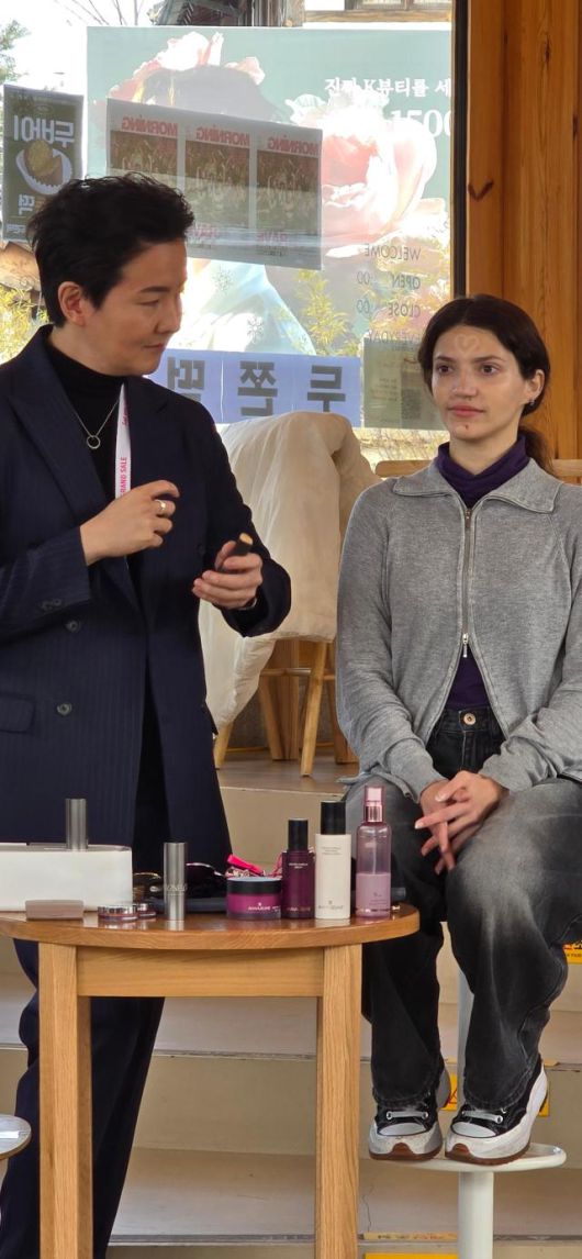19일 오전 서울 북촌 와이레스(YLESS)에서 외국인 여행객들을 대상으로 스킨케어 방법해 설명하는 메이크업 아티스트와 참여 외국인의 모습 [사진=기수정 기자]