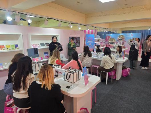 아모르 나폴리 안국 3층에 자리한 플레이 라운지를 찾은 외국인 관광객들이 전통 문화 체험 프로그램에 참여하고 있다. [사진=(재)한국방문위원회]