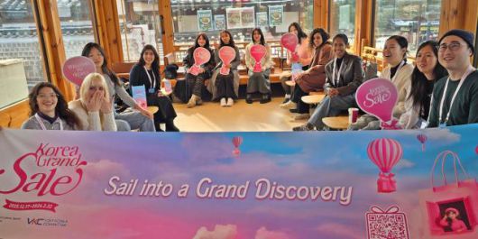 19일 오전 서울 북촌 와이레스(YLESS)를 찾은 외국인 여행객들이 기념 촬영을 하고 있다. [사진=기수정 기자]