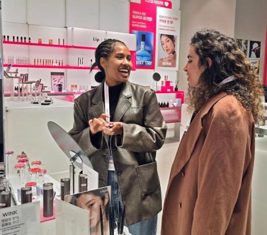 19일 오전 서울 북촌 와이레스(YLESS)를 찾은 외국인 여행객들이 화장품 견본제품을 사용해보고 있다. [사진=기수정 기자]