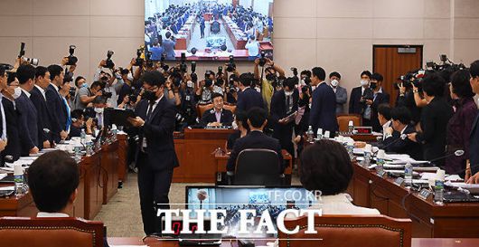 윤호중 위원장이 임대차보호법 대안을 의사일정으로 추가할 지 표결하는 것에 "찬성하는 위원 기립하라"라고 말하자 민주당, 열린민주당 소속 위원들이 일제히 자리에서 일어나고, 통합당 의원들은 반발하는 모습. /이새롬 기자