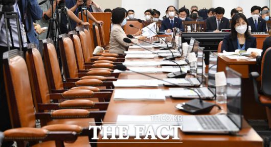 비슷한 상황은 국회 행정안전위원회에서도 일어났다. 통합당 의원들은 여야 합의 없는 법안 상정을 비판하며 모두 자리를 비웠다. /남윤호 기자