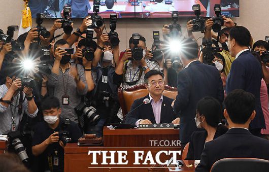 통합당 의원들은 주택법을 강행하려는 민주당 소속 윤호중 법사위원장에게 "이게 민주주의인가"라고 하는 등 강력 항의했다. /이새롬 기자