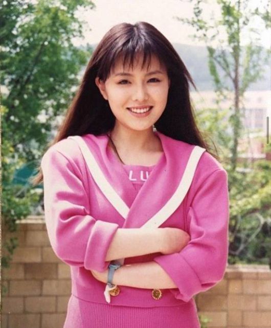 하희라가 지난 달 28일 자신의 SNS에 과거 사진을 올려 누리꾼들의 시선을 받았다. /하희라 SNS