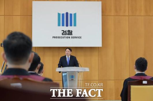 윤석열 검찰총장이 지난 3일 대검찰청 대회의실에서 열린 신임 검사 임관식에서 축사를 하고 있는 모습. /대검찰청 제공