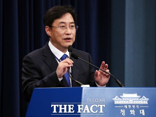 미래통합당이 8일 청와대 참모진의 사의표명에 사임은 물론 부동산정책 라인의 경질까지 요구했다. 강민석 청와대 대변인이 청와대 브리핑 룸에서 발표하고 있는 모습. /뉴시스