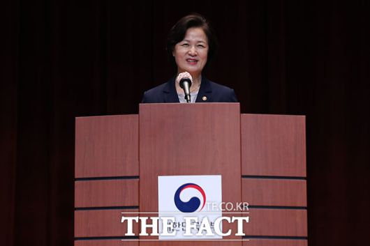 추미애 법무부 장관이 3일 경기도 과천시 정부과천청사 후생동 대강당에서 열린 신임 검사 임관식에서 신임 검사들에게 당부의 말을 전하고 있다. /뉴시스