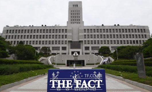 법원행정처에 수사기밀을 유출한 혐의로 재판에 넘겨진 이태종 전 서울서부지방법원장에 대한 법원의 결론이 다음달 나온다. 사진은 서울 서초구 대법원. /이새롬 기자