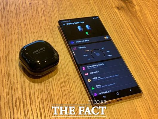 갤럭시버즈 라이브의 액티브 노이즈 캔슬링 기능은 큰 효과를 느끼지 못했다. /최수진 기자