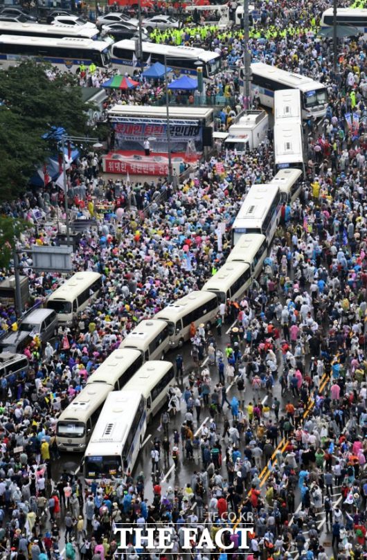 전광훈 목사가 이끄는 사랑제일교회와 보수단체가 참석한 '8.15 광화문 국민대회'가 15일 오후 서울 광화문광장에서 열린 가운데 집회 참가자들이 광화문 사거리를 가득 메우고 있다./임영무 기자