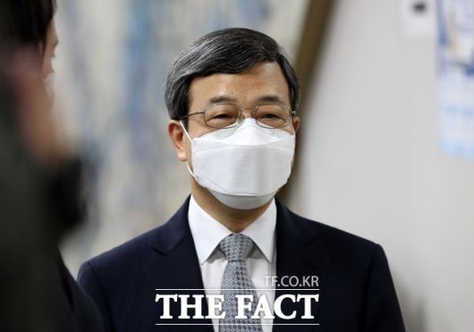 이동원 대법관이 11일 오후 서울 서초구 서울중앙지방법원에서 열린 '사법농단' 혐의를 받는 임종헌 전 법원행정처 차장의 59차 공판에 증인으로 출석하며 취재진 질문에 답변하고 있다. /뉴시스