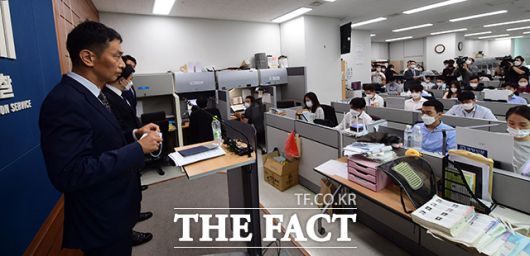 1일 오후 서울 서초구 서울고등검찰청에서 이복현 부장검사가 삼성그룹 불법 합병 및 회계부정사건에 관한 수사결과를 발표하고 있다. /이선화 기자